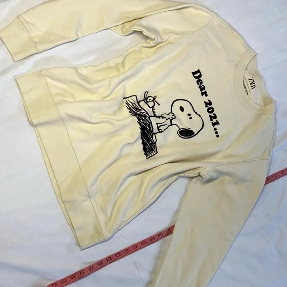 Zara Cream Crewneck Sweatshirt with Snoopy 'Dear 2021' Graphic - Picture 2 of 5